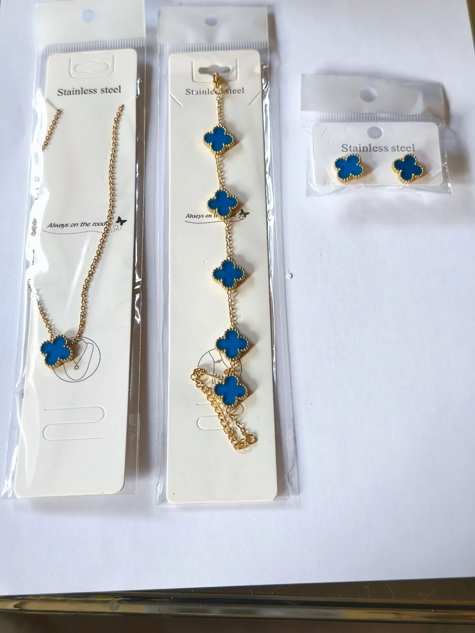 Conjunto de gargantila pulseira e brincos de trevo azul claro com corrente dourada – photo 6